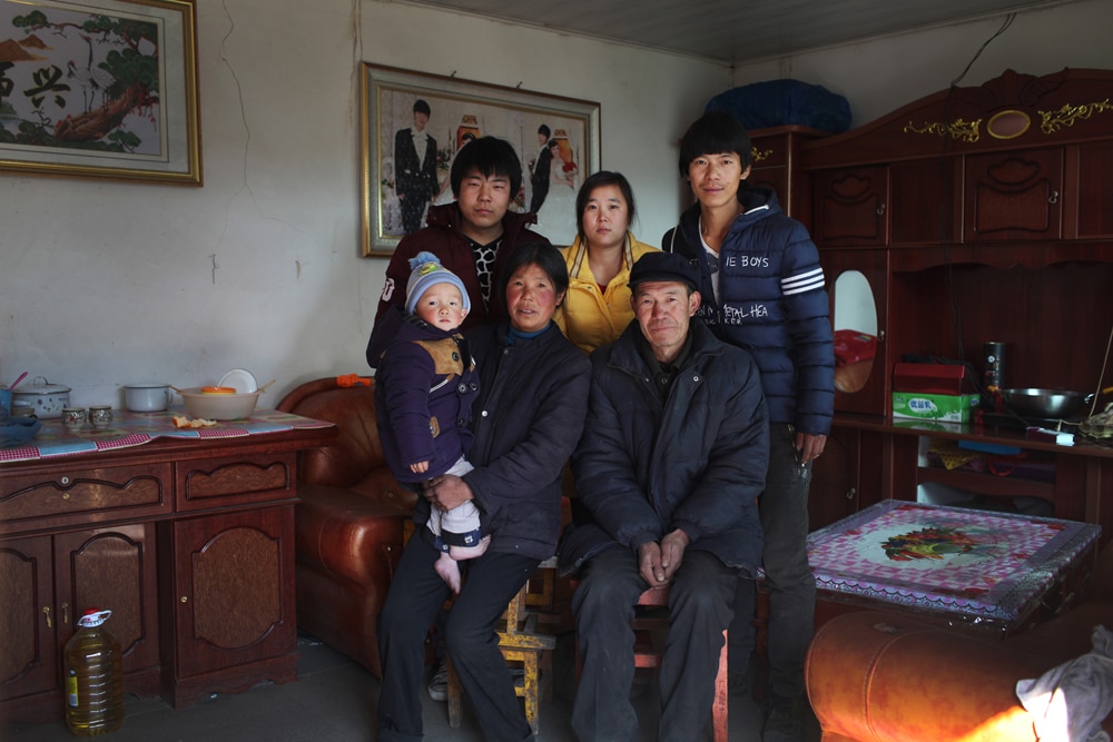 The child’s parents left for work only a few months after his birth. Grandma often carried the bay for walks during the last year. The parents returned for the Spring Festival and will leave for work again after the short get-together. 