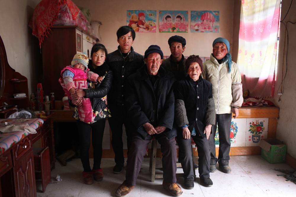 The elderly’s grandson and granddaughter in law work far from hometown. The four generations unite during the Spring Festival. 