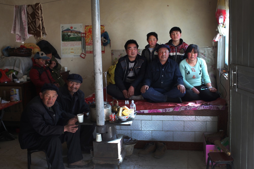  Laoxue live with his two grandsons in a rented room, less than 8 square meters. He cooks and accompanies the two boys. The parents of the boys work in Nei Mongol and visit only once during the Spring Festival. 