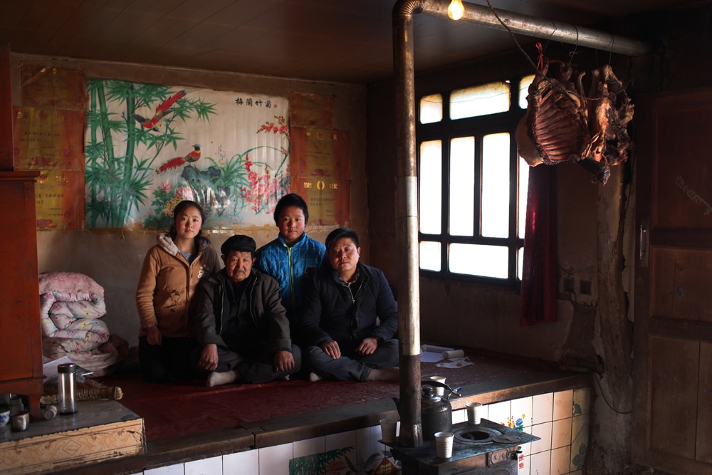 The old man cooked for his grandson and granddaughter near the town primary school. Now, the granddaughter goes to a middle school in the county. The children’s father works in Nei Mongol to support them and the mother died of illness. The children didn’t waste the efforts and excel at school. 
