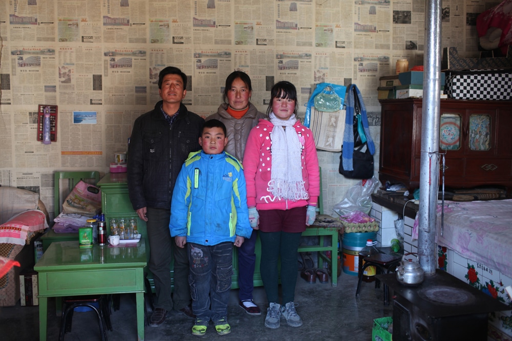 Huihui and his sister finally meet their father who works in Xinjiang. Last year, when his parents left, he wrote on the wall at night “Dad, I love you and mom, I love you.” 